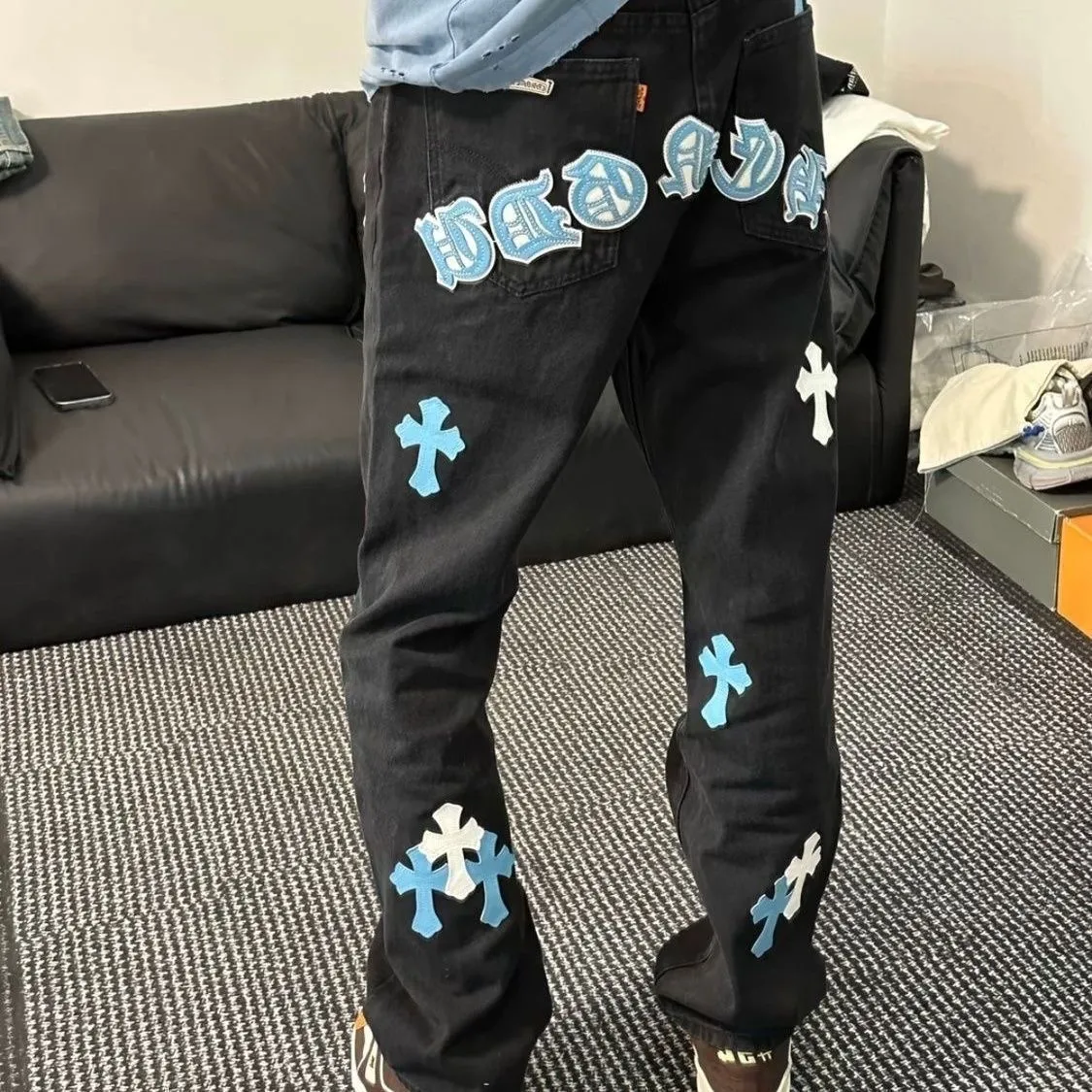 P220 Chrome Hearts Chengdu Limited New City Limited Jeans Chrome Hearts City Limited Jeans Hardware Customization Original Development Vintage Levis American 501 Black Gray Base Version Levis American 501 Base Version Imported Sheepskin 925 Silver Remake [Top heavy industry fashion design] Consistently high-street luxury style. Speaking of this style, the Zangyin family and GU family are definitely the leading representative brands. Especially the Zangyin family has really achieved a state-of-the-art effect in creating high-street style. The unique washed material is used to create this style. The color system is already quite eye-catching. After it is decorated with patchwork cross flowers, it cleverly highlights the charm of the brand. Secondly, this style uses classic The high-waist cutting design highlights the long legs and fashionable temperament of the upper body. The brand is highly recognizable and the slim fit configuration is more suitable for daily wear. It is a product that interprets personality, fashion, and specifications at a glance. This single product is enough to make any fan excited. It can be a white T-shirt for a youthful college style, or a tight suspender for a royal style. It has strong matching ability and can be easily controlled by men.  [Materials and craftsmanship] Needless to say, this point goes without saying. As an excellent craftsman brand, Zangyin’s requirements for details and craftsmanship are really perfect. The washed color of this model has gone through so many processes, not to mention the embellishment of denim appliques. It is also purely hand-made and sewn. Just like what they believe in, only hand-made things have soul and have the meaning of wear. A top-notch heavy-duty fashionable denim item, I look forward to your perfect interpretation! ! Color: black and blue size: 28 30 32 34 36